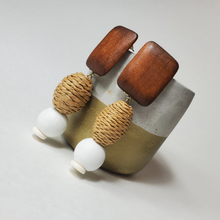 Load image into Gallery viewer, Natural Queen Earring