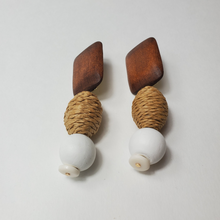 Load image into Gallery viewer, Natural Queen Earring