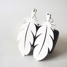 Load image into Gallery viewer, Feather Leaf Earring
