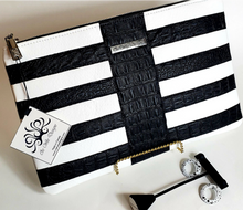 Load image into Gallery viewer, Tee Zipper Clutch